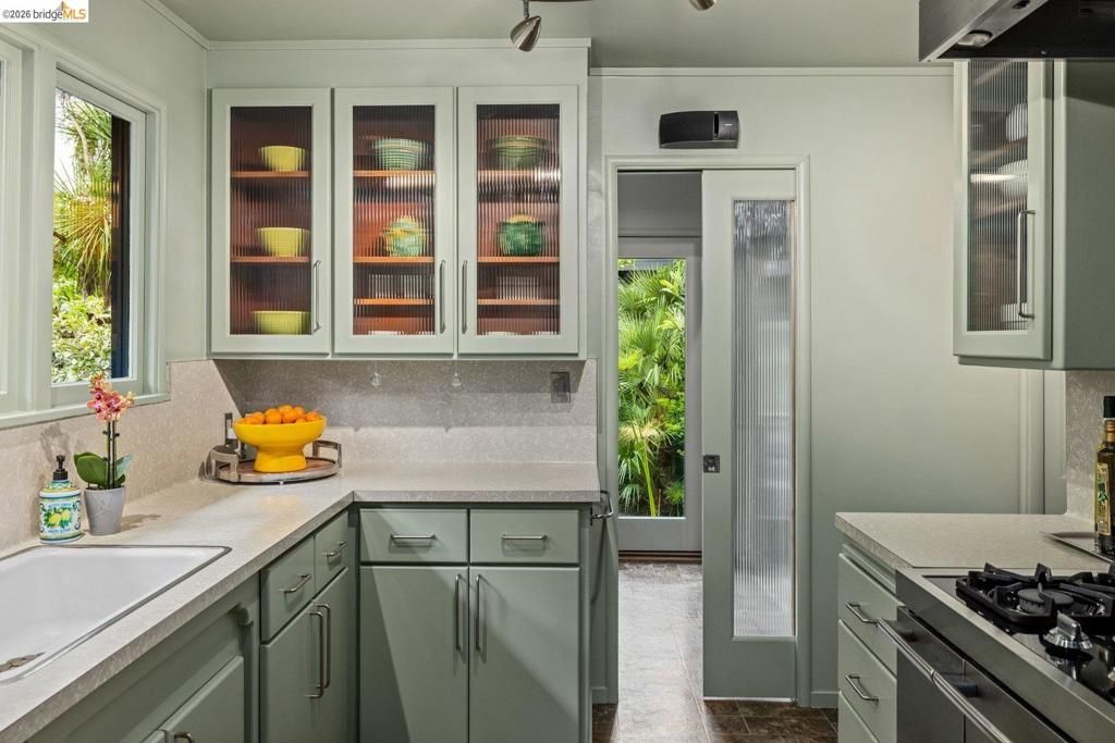 Image 19 of property listing at 10 Burdeck Ct, Oakland, CA 94602