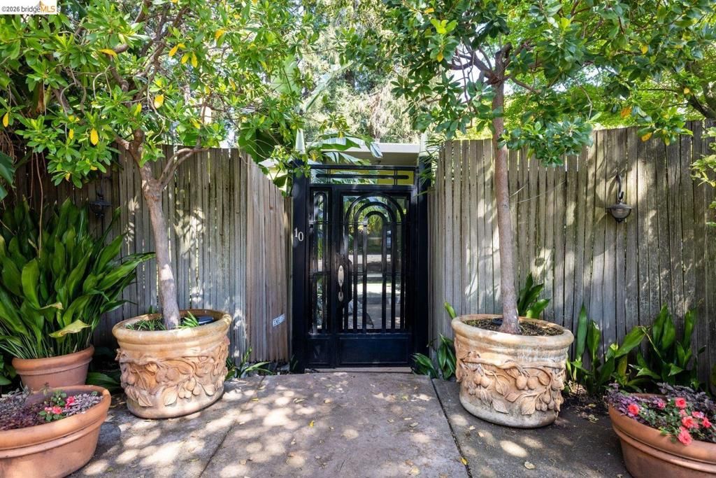 Image 2 of property listing at 10 Burdeck Ct, Oakland, CA 94602