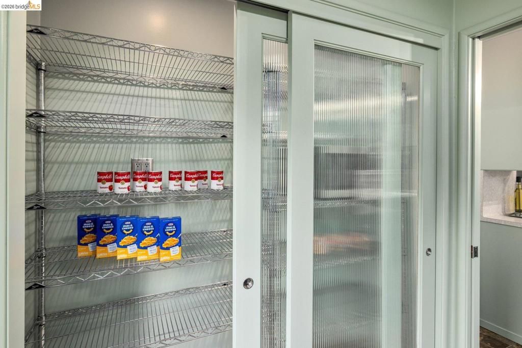 Image 21 of property listing at 10 Burdeck Ct, Oakland, CA 94602