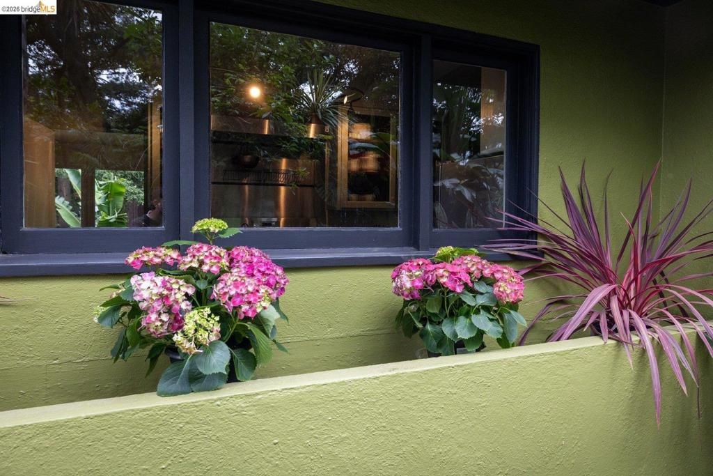 Image 23 of property listing at 10 Burdeck Ct, Oakland, CA 94602