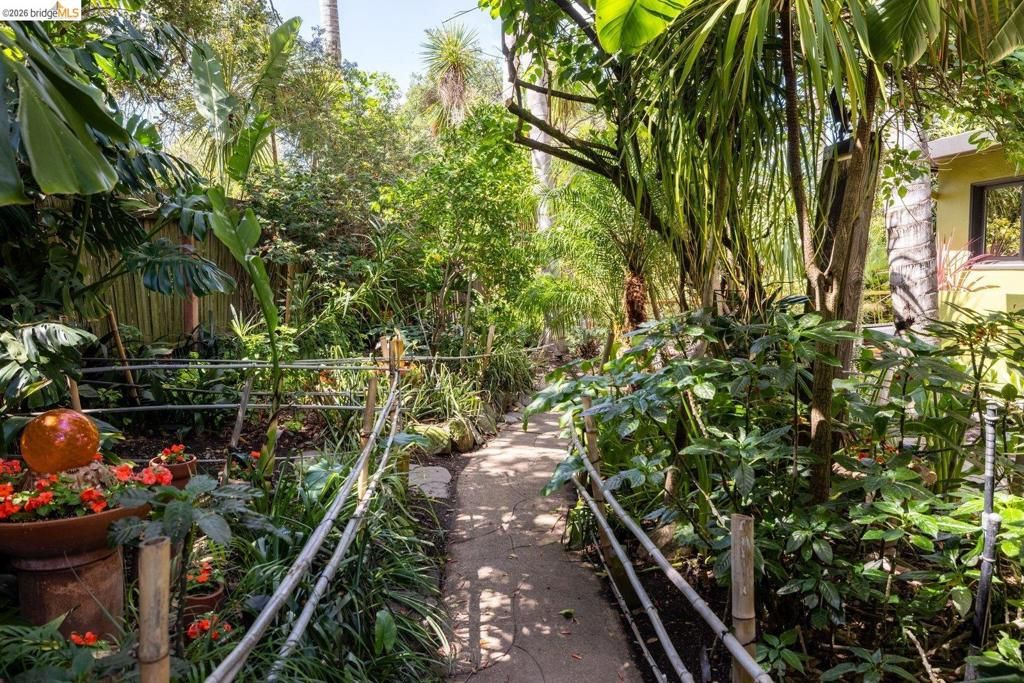 Image 24 of property listing at 10 Burdeck Ct, Oakland, CA 94602