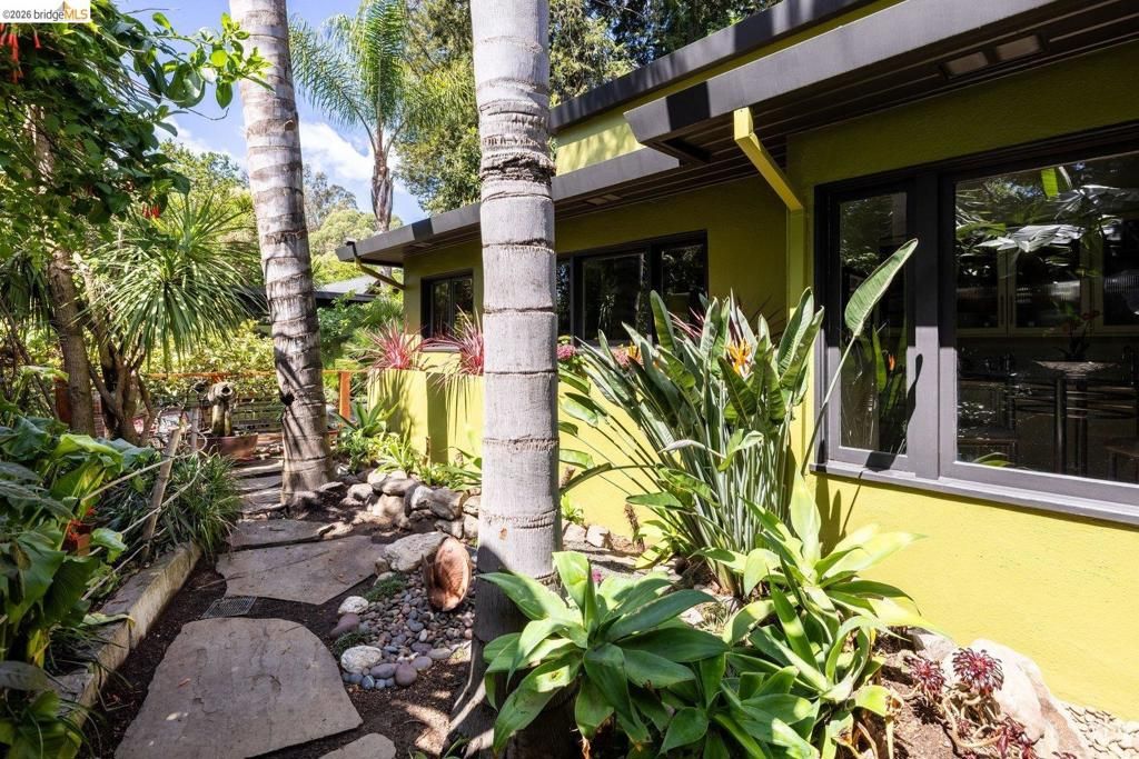 Image 25 of property listing at 10 Burdeck Ct, Oakland, CA 94602