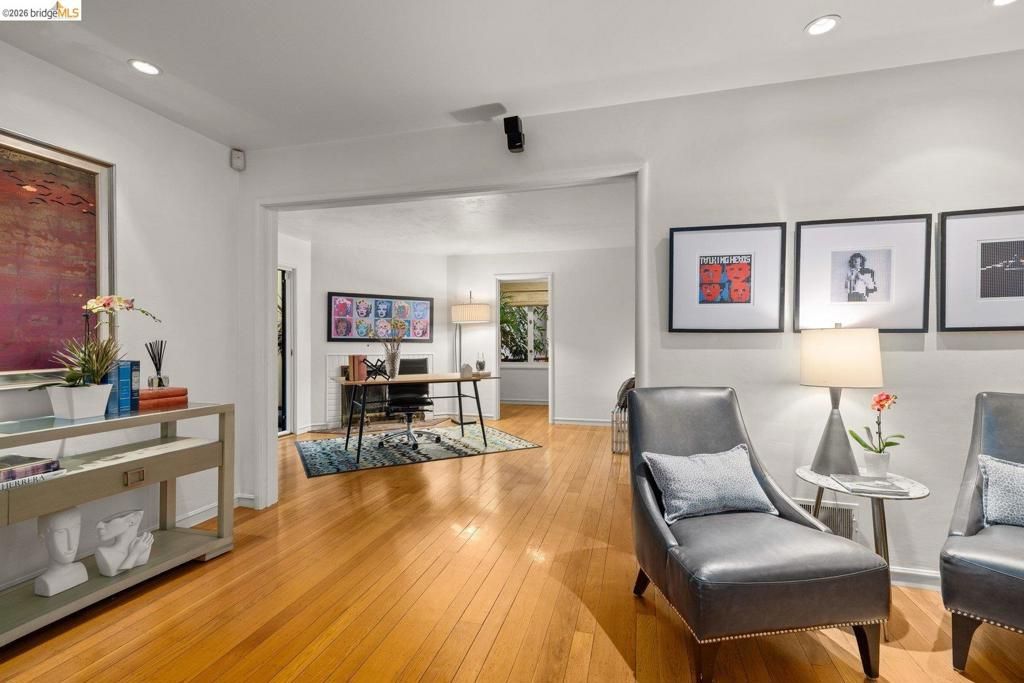 Image 26 of property listing at 10 Burdeck Ct, Oakland, CA 94602