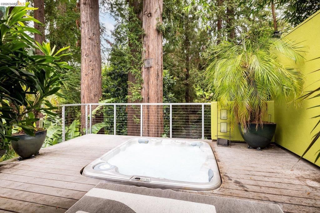 Image 28 of property listing at 10 Burdeck Ct, Oakland, CA 94602