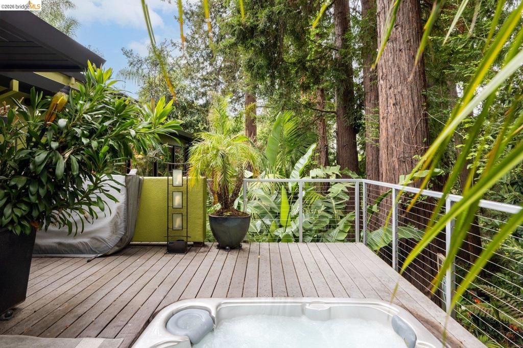 Image 29 of property listing at 10 Burdeck Ct, Oakland, CA 94602