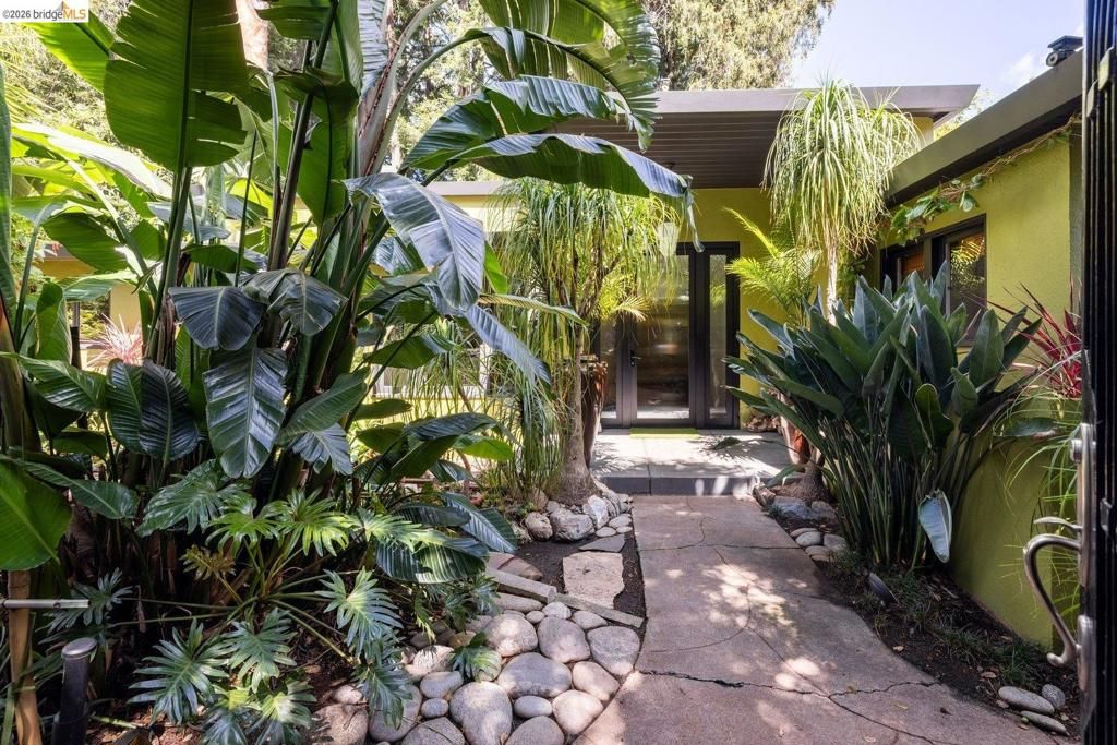 Image 3 of property listing at 10 Burdeck Ct, Oakland, CA 94602