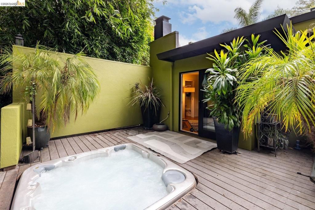 Image 31 of property listing at 10 Burdeck Ct, Oakland, CA 94602