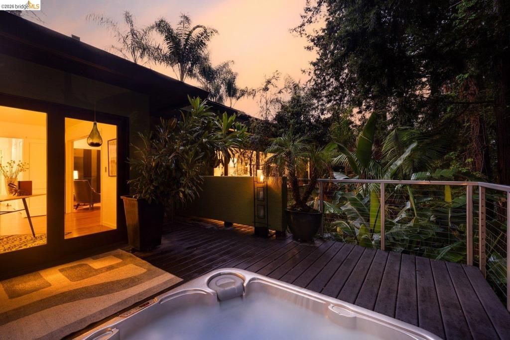 Image 32 of property listing at 10 Burdeck Ct, Oakland, CA 94602