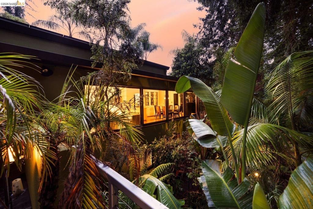 Image 33 of property listing at 10 Burdeck Ct, Oakland, CA 94602