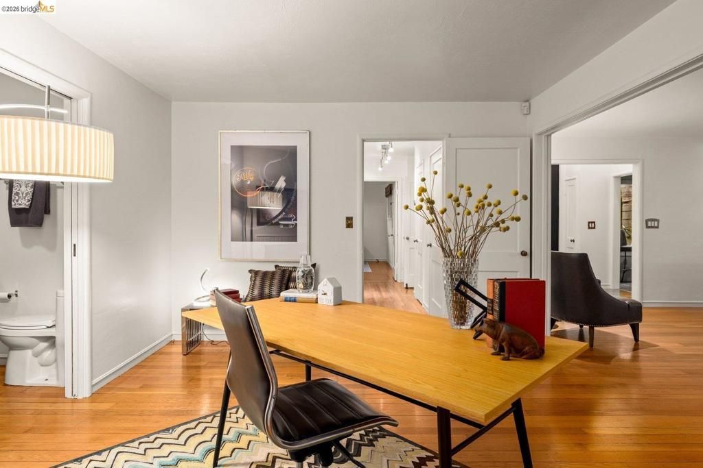 Image 34 of property listing at 10 Burdeck Ct, Oakland, CA 94602