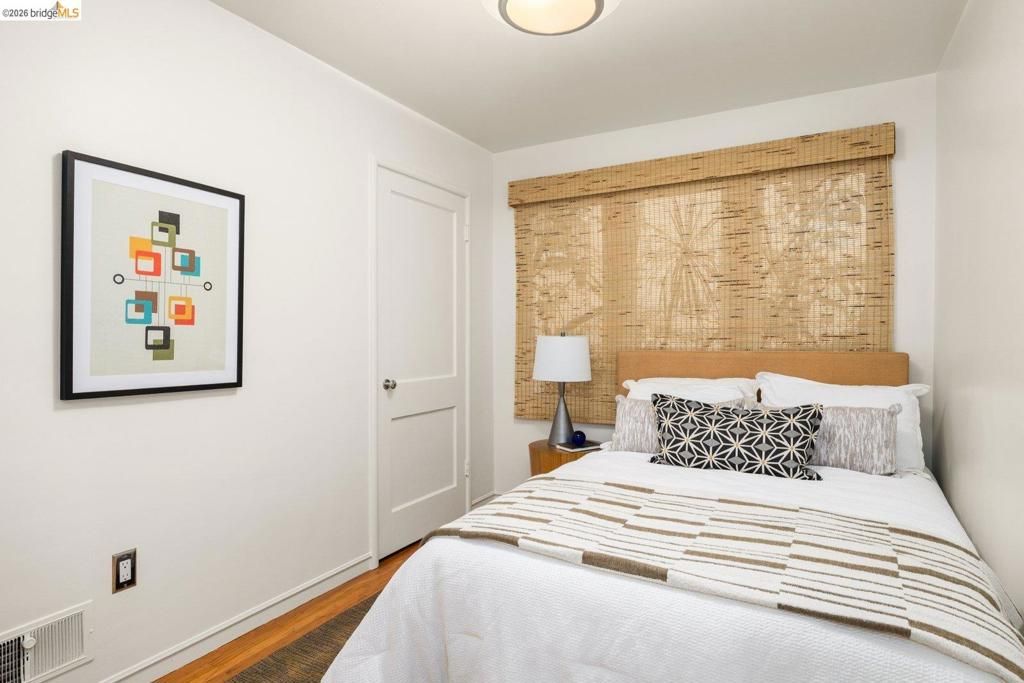 Image 37 of property listing at 10 Burdeck Ct, Oakland, CA 94602