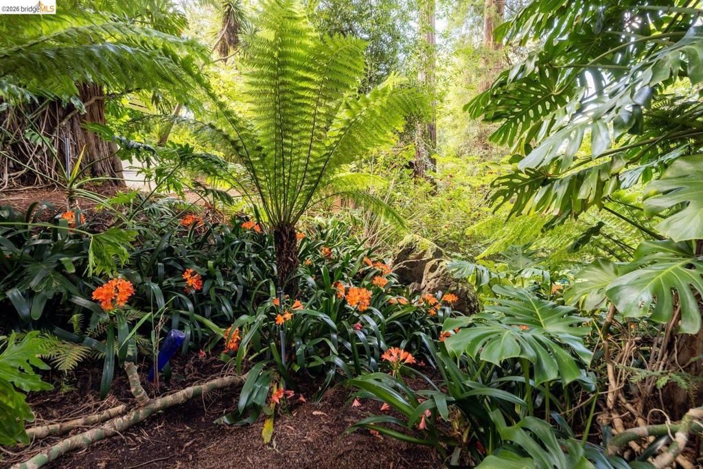 Image 38 of property listing at 10 Burdeck Ct, Oakland, CA 94602