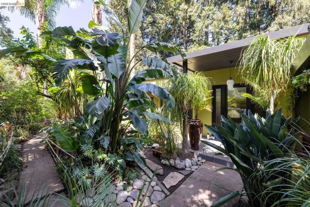 Image 4 of property listing at 10 Burdeck Ct, Oakland, CA 94602