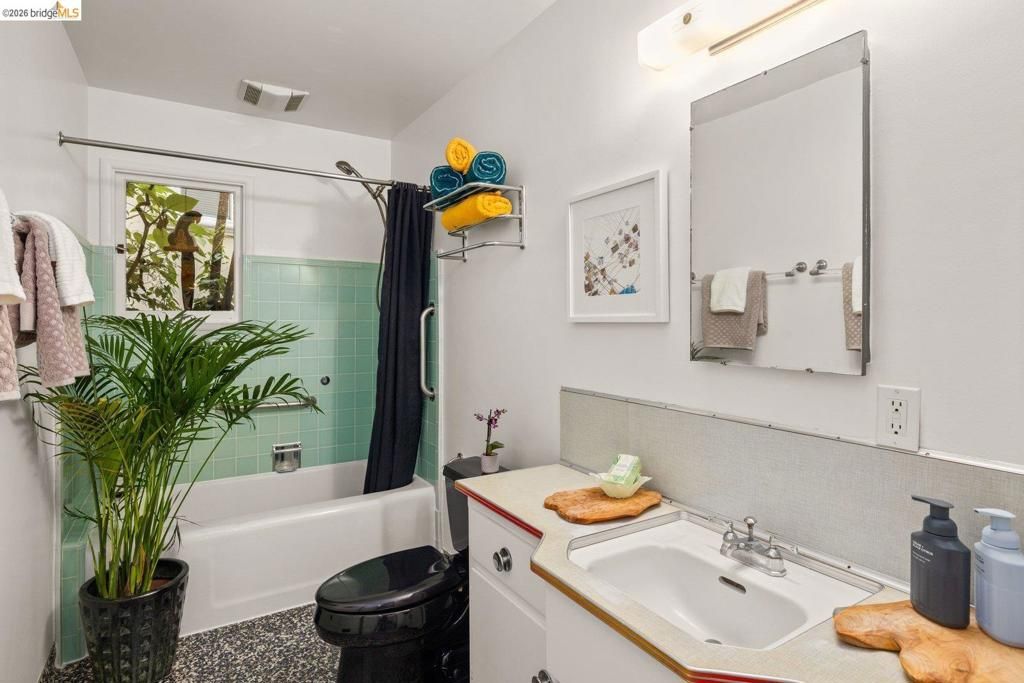 Image 40 of property listing at 10 Burdeck Ct, Oakland, CA 94602