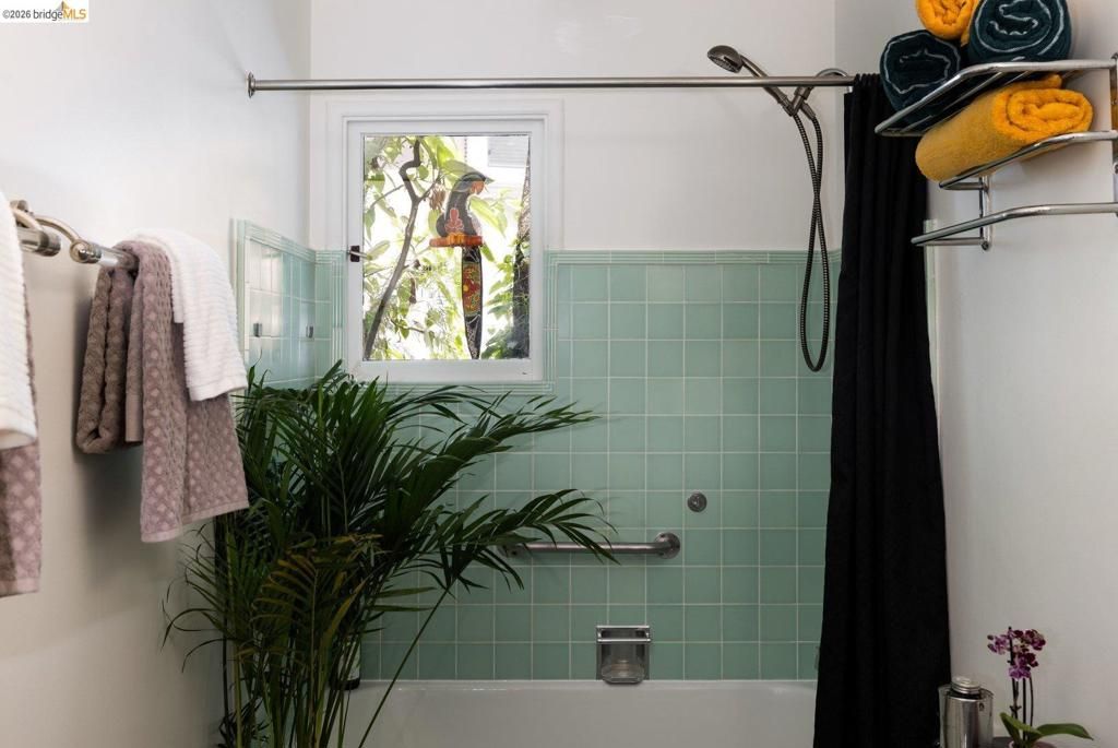 Image 41 of property listing at 10 Burdeck Ct, Oakland, CA 94602