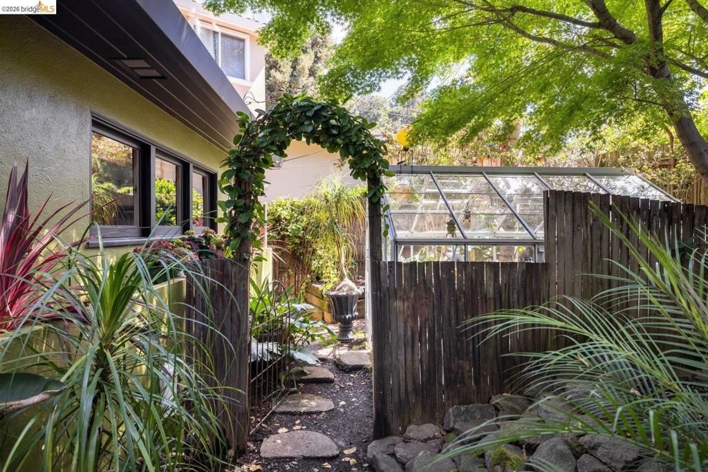 Image 44 of property listing at 10 Burdeck Ct, Oakland, CA 94602