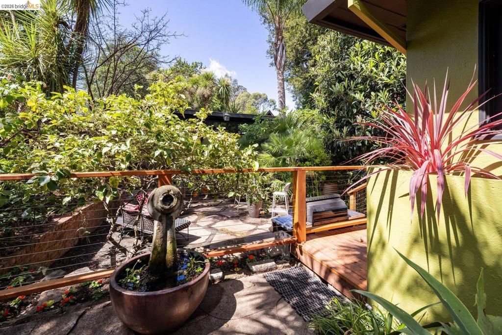 Image 48 of property listing at 10 Burdeck Ct, Oakland, CA 94602