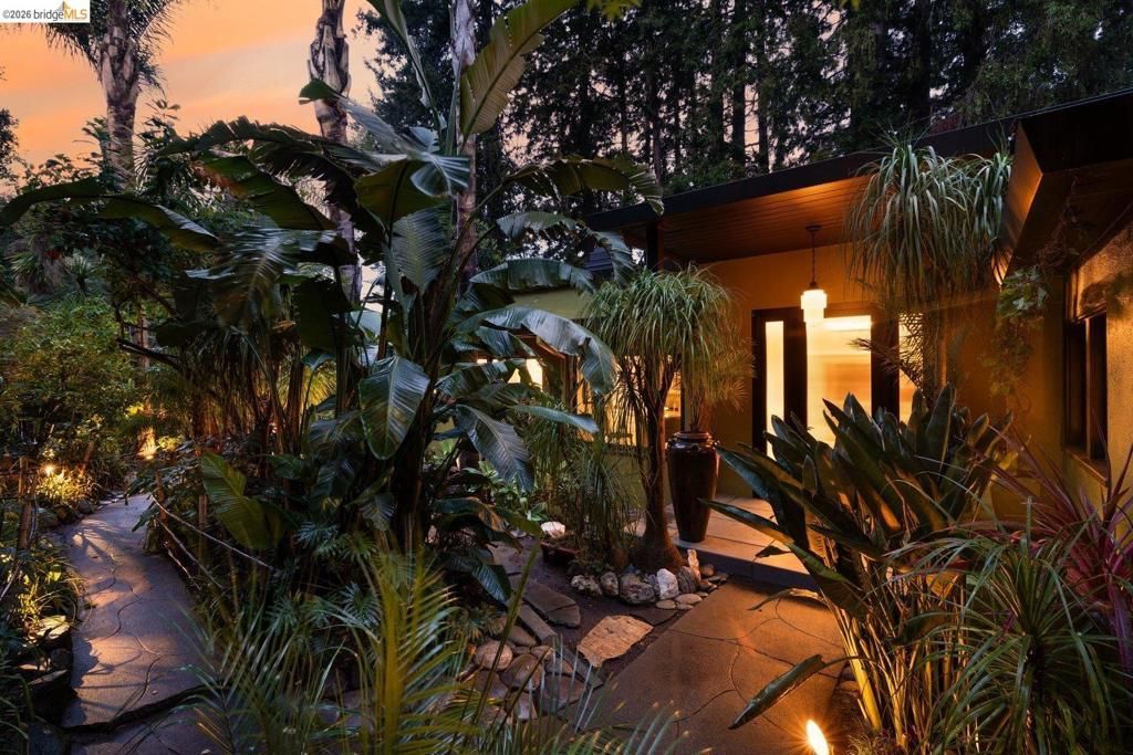 Image 5 of property listing at 10 Burdeck Ct, Oakland, CA 94602