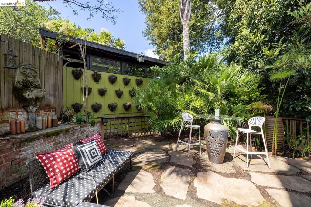 Image 51 of property listing at 10 Burdeck Ct, Oakland, CA 94602