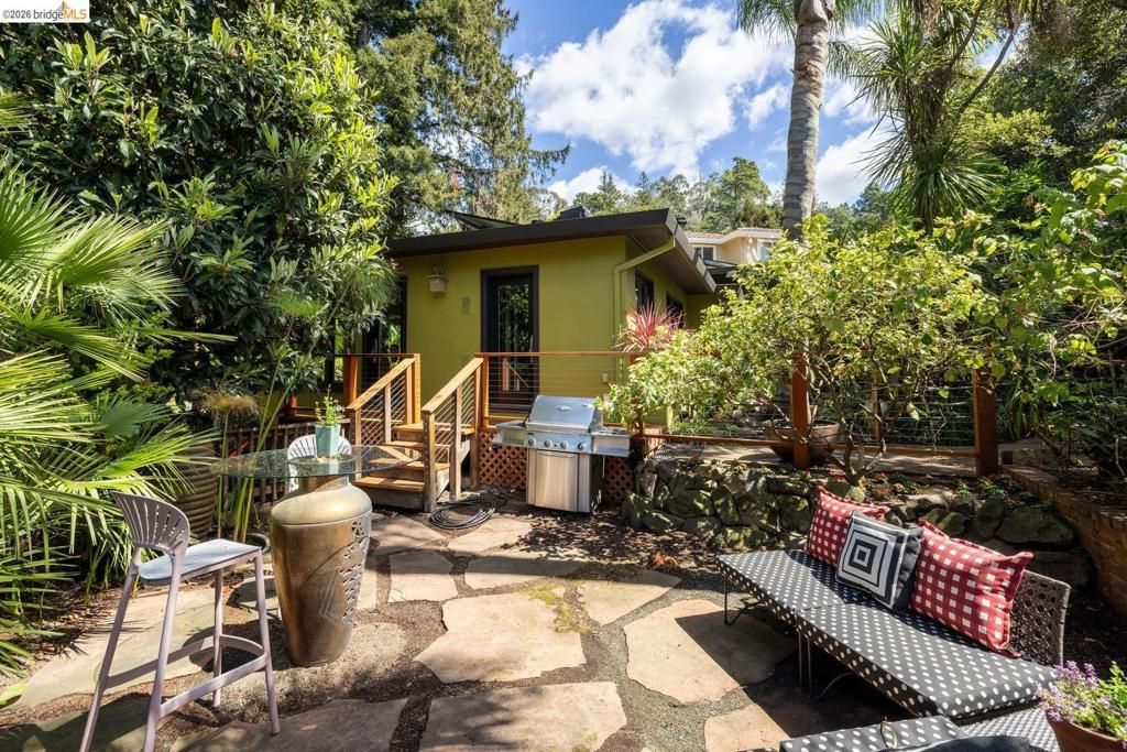 Image 52 of property listing at 10 Burdeck Ct, Oakland, CA 94602