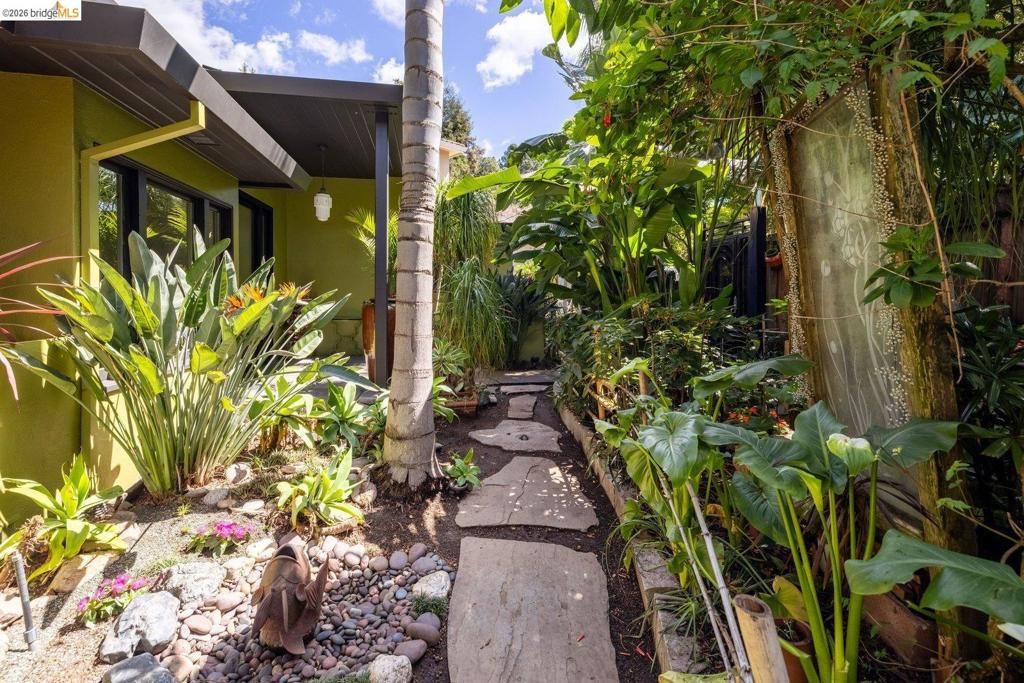 Image 54 of property listing at 10 Burdeck Ct, Oakland, CA 94602