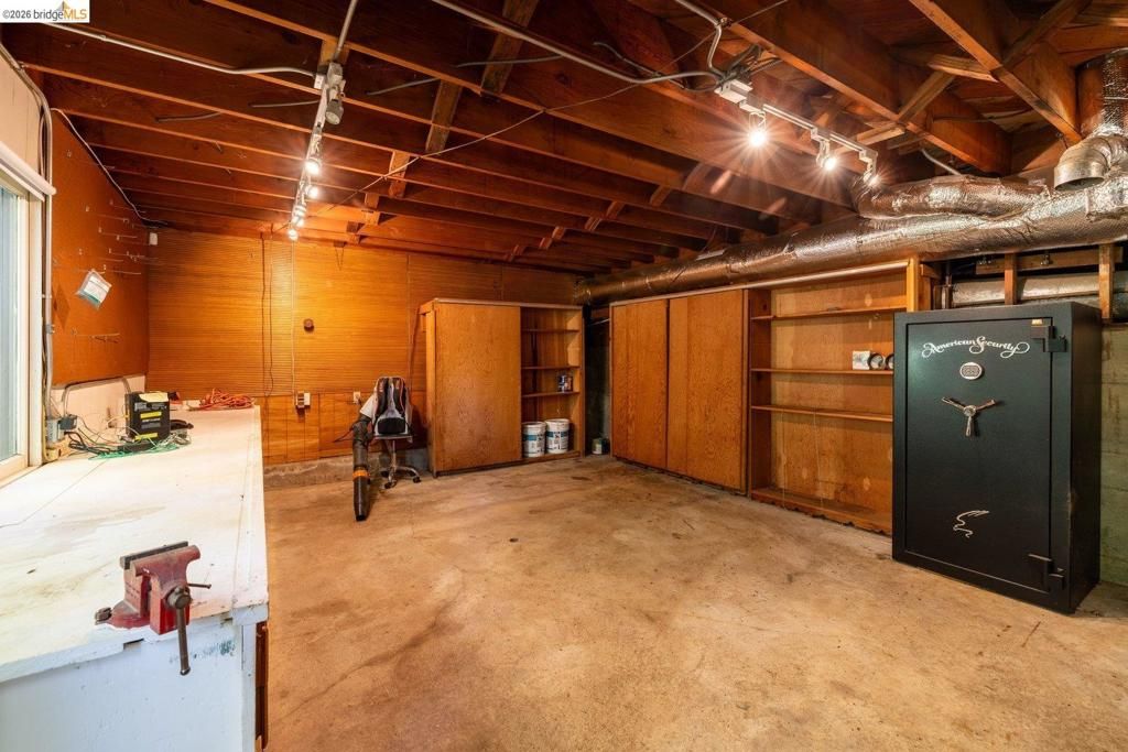 Image 55 of property listing at 10 Burdeck Ct, Oakland, CA 94602