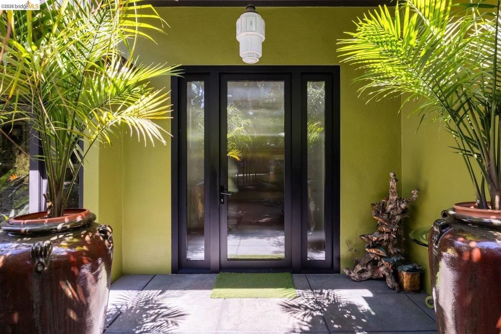 Image 6 of property listing at 10 Burdeck Ct, Oakland, CA 94602