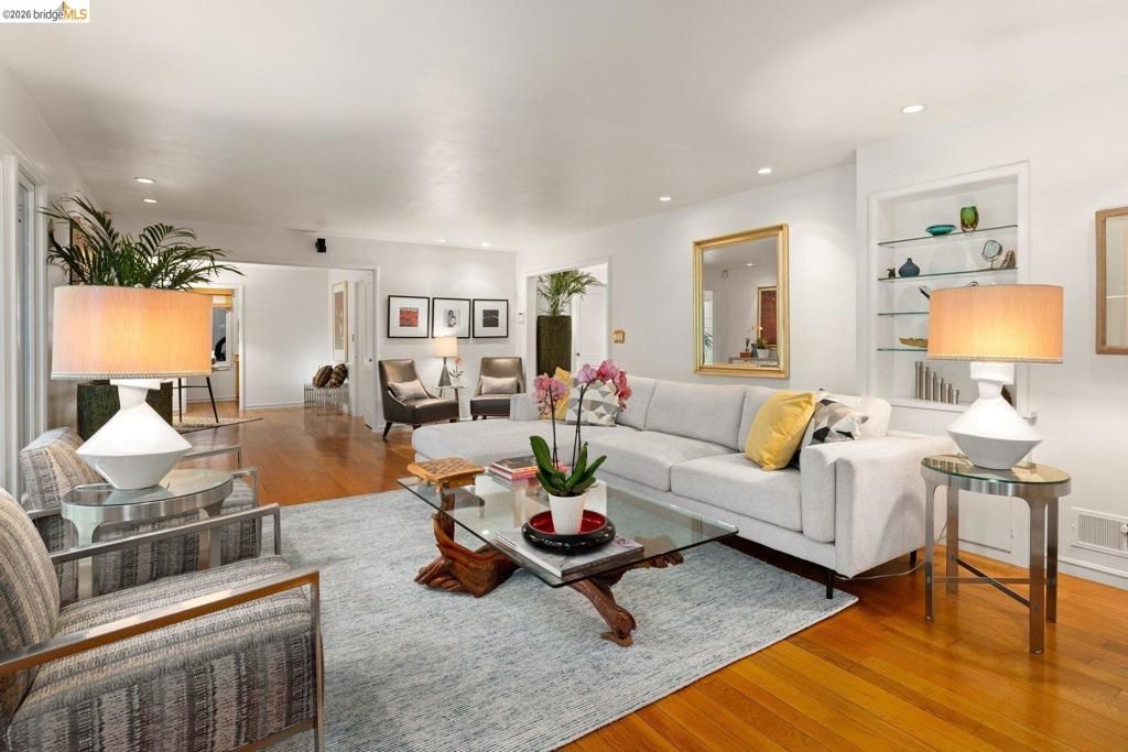 Image 7 of property listing at 10 Burdeck Ct, Oakland, CA 94602