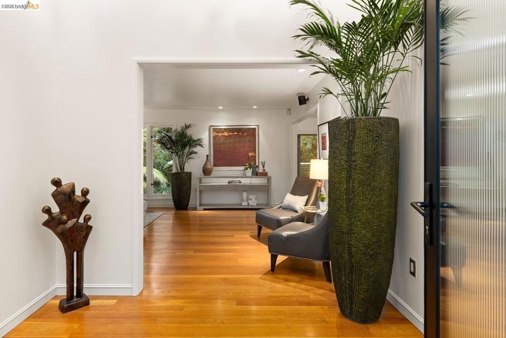 Image 8 of property listing at 10 Burdeck Ct, Oakland, CA 94602