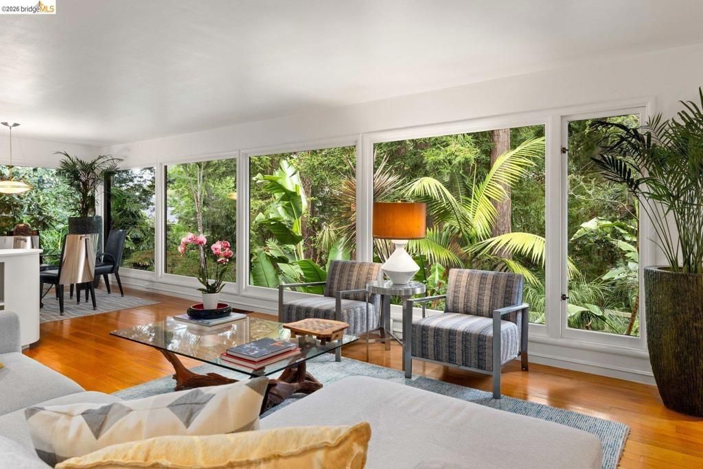 Image 9 of property listing at 10 Burdeck Ct, Oakland, CA 94602