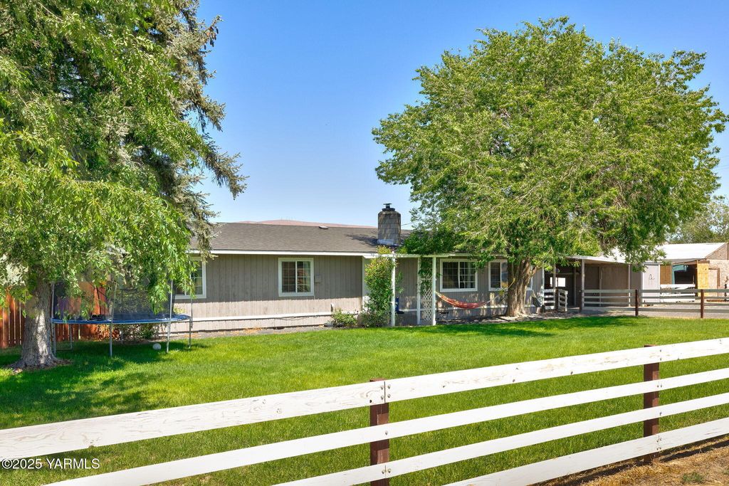 240 T P Rd, Yakima, WA 98901