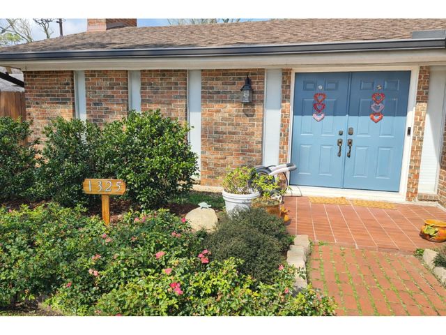 1325 Plantation Drive, Dickinson, TX 77539