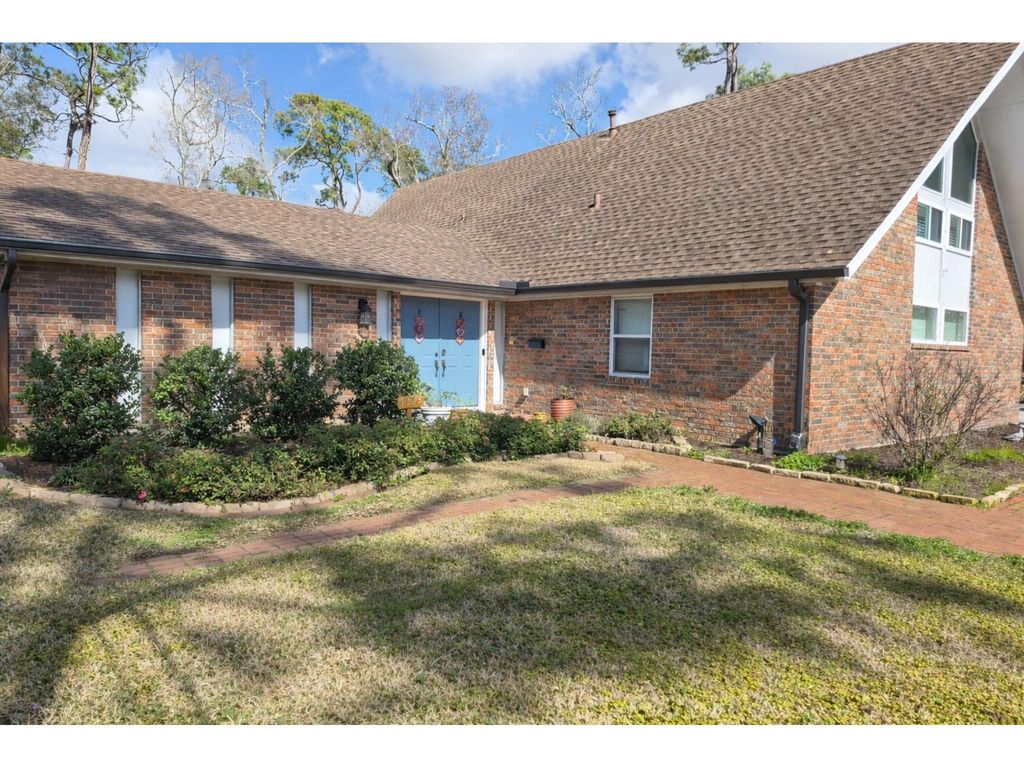1325 Plantation Drive, Dickinson, TX 77539