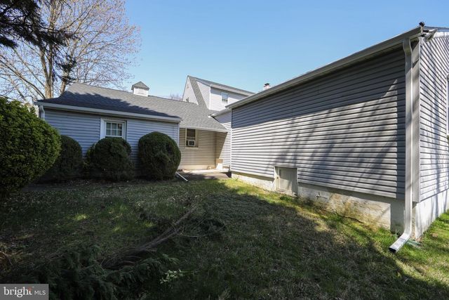 106 W MILL RD, Maple Shade, NJ 08052