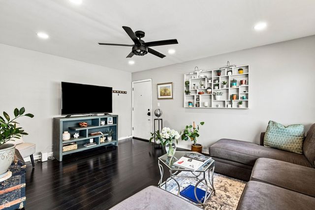7444 Washington Streets 10, Forest Park, IL 60130