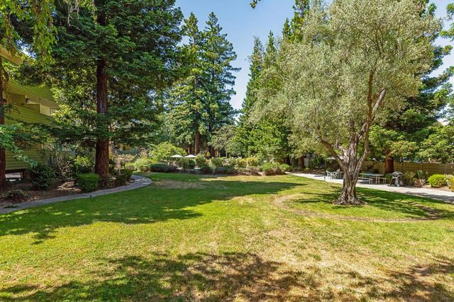 1033 Crestview Drive 308, Mountain View, CA 94040