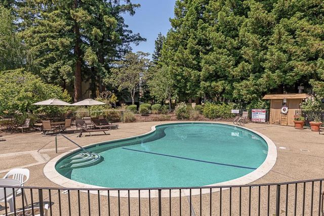 1033 Crestview Drive 308, Mountain View, CA 94040