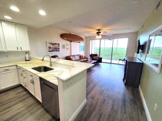 7296 MARATHON DRIVE 404, Seminole, FL 33777