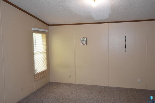 1101 N Mayflower Pl, Sioux Falls, SD 57103