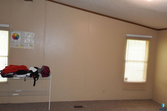 1101 N Mayflower Pl, Sioux Falls, SD 57103