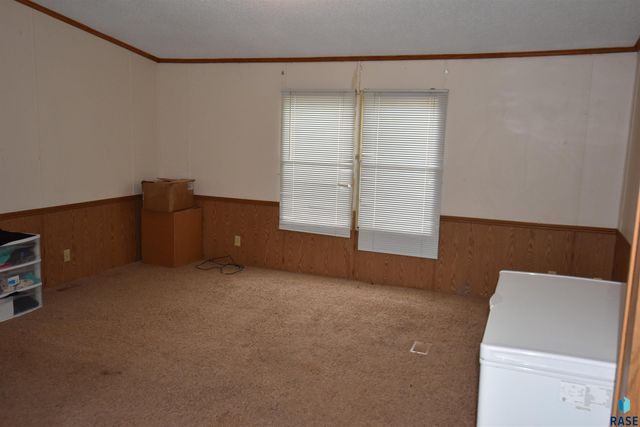1101 N Mayflower Pl, Sioux Falls, SD 57103