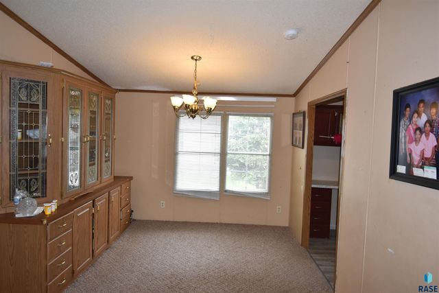 1101 N Mayflower Pl, Sioux Falls, SD 57103