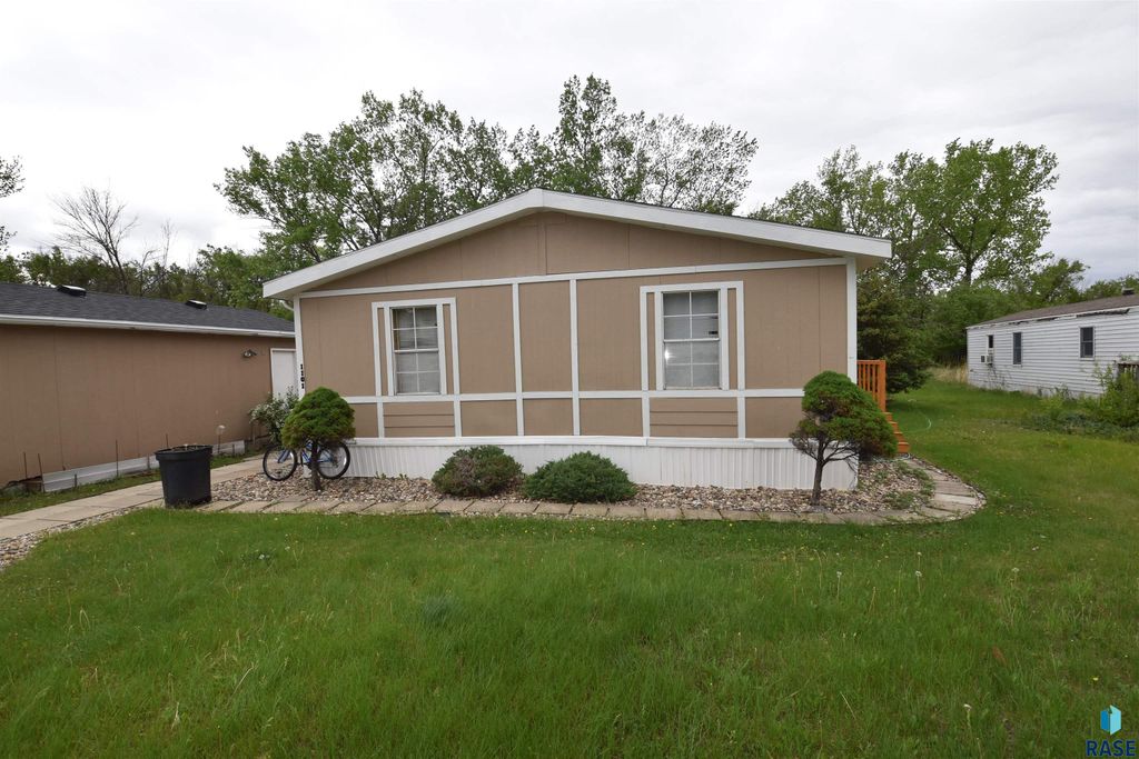 1101 N Mayflower Pl, Sioux Falls, SD 57103