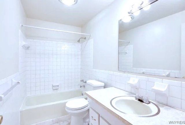 74 Sundridge, Amherst, NY 14228