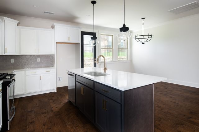 2064 Blackstone Drive, Hendersonville, TN 37075