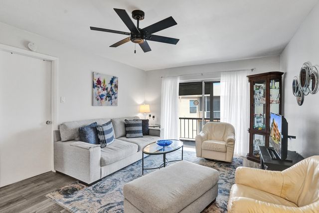 8390 Lagos De Campo Boulevard 301, Tamarac, FL 33321