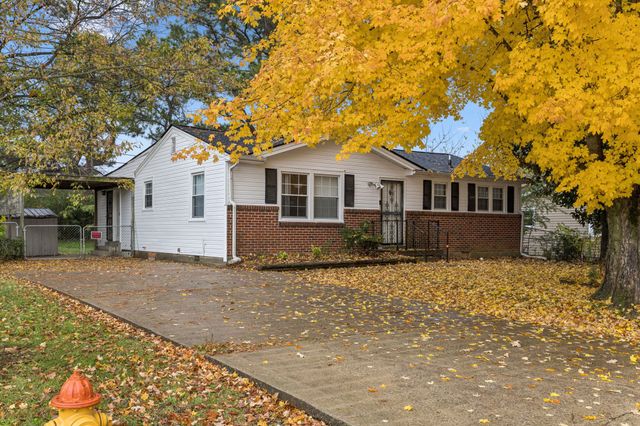 810 Country Club Dr, Clarksville, TN 37043