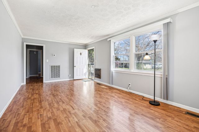 810 Country Club Dr, Clarksville, TN 37043