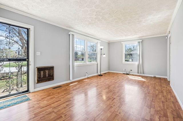 810 Country Club Dr, Clarksville, TN 37043