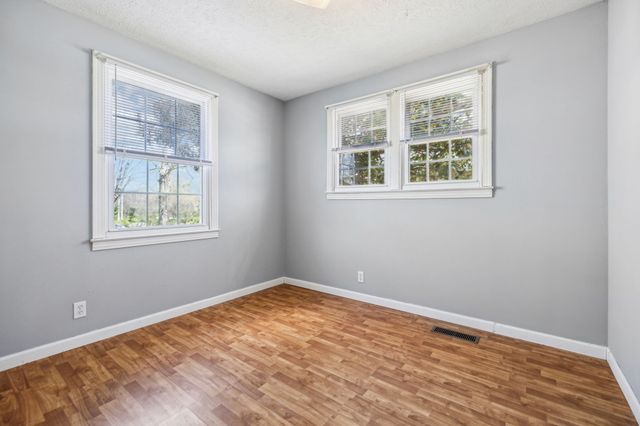 810 Country Club Dr, Clarksville, TN 37043